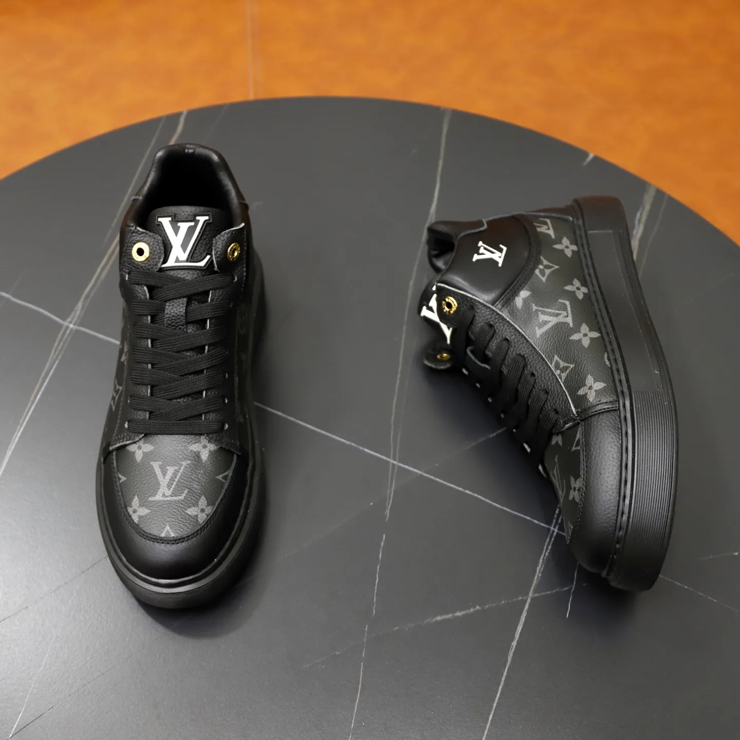 Ex-factory price: 442💰🙅‍♂️🙅‍♂️🙅‍♂️ Brand: LV Louis Vuitton Standard code: 38-44 (45 customized) Grade: Same as the official website Material: Original cowhide material spliced with brand rubber Comfortable and breathable lining Lightweight and wear-resistant sports outsole Style category: Men's fashionable casual shoes Running sneakers Distinguished luxury brand elements Top luxury color: actual picture color